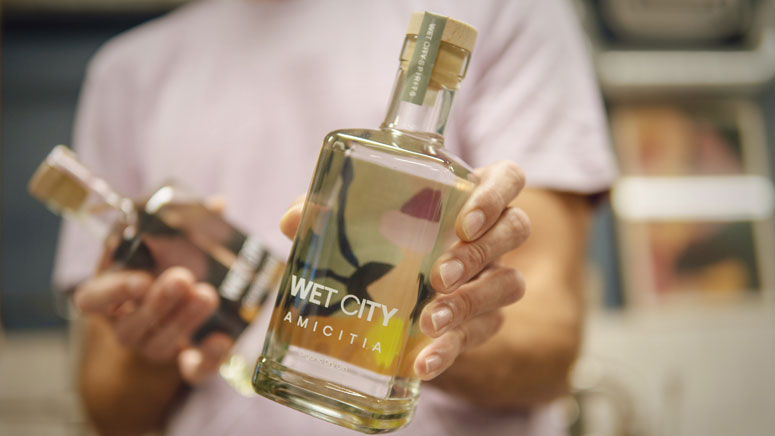 Etiketter till Wet City Spirits destilleriet